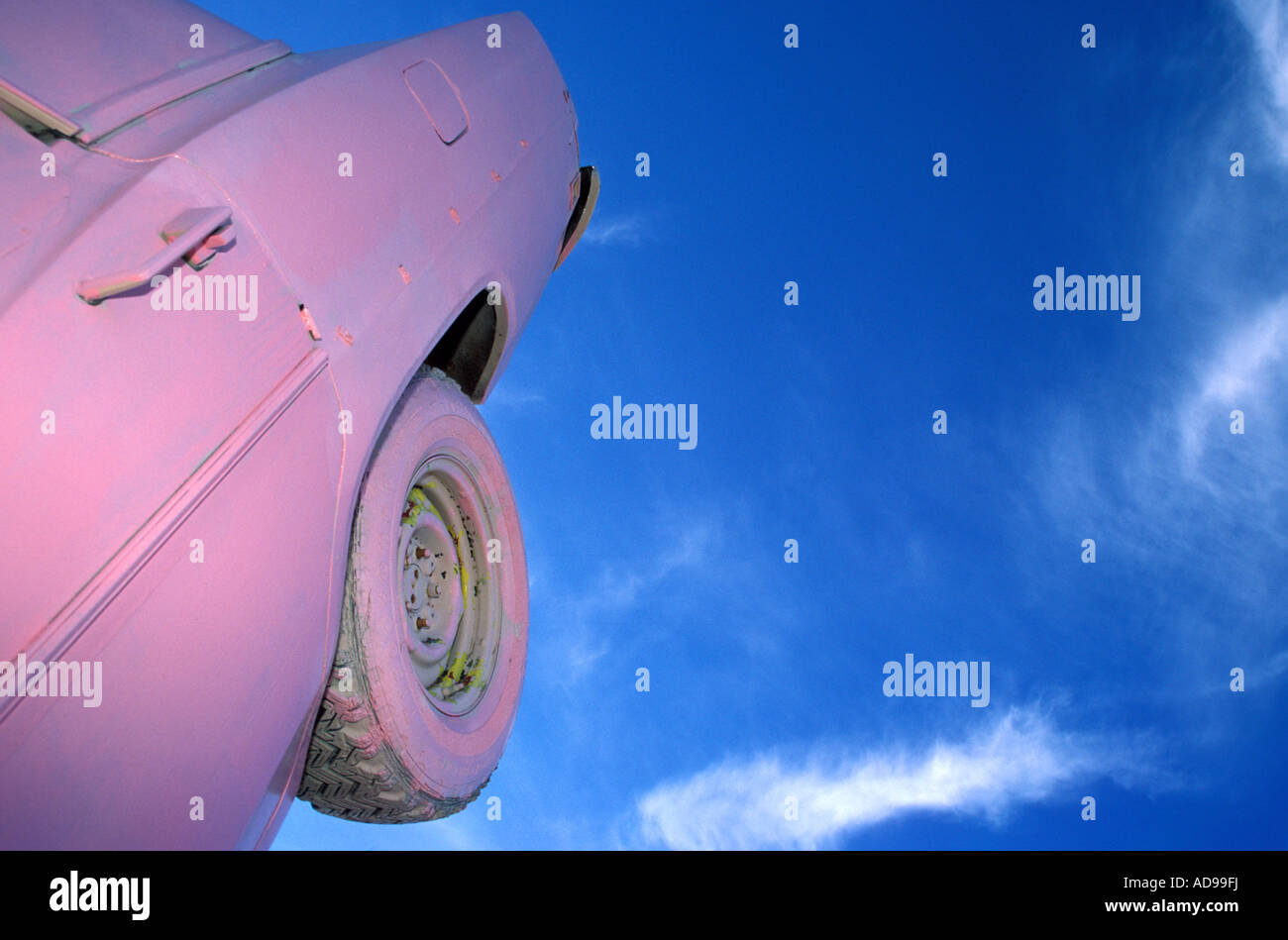 Ein rosa ragt Cadillac gegen den Himmel Carhenge, in der Nähe von Allianz Nebraska, USA. Stockfoto