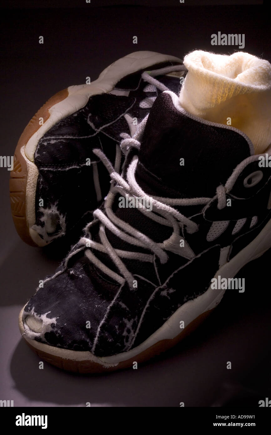 Alte Trainer mit reißen und in Ihnen Verschleiß Stockfoto