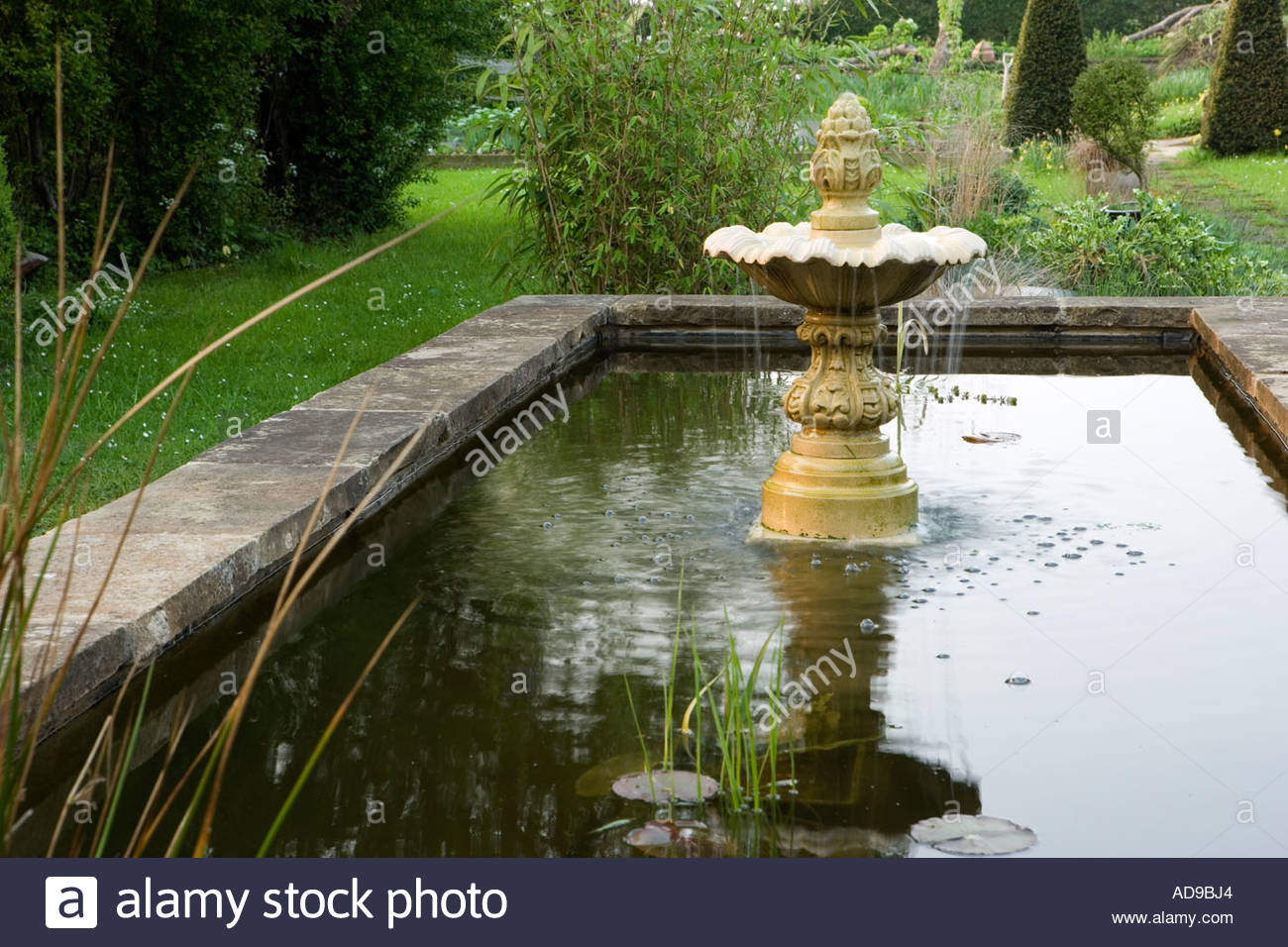 Gartenteich Mit Haddonstone Neopolitan Brunnen Stockfotografie Alamy