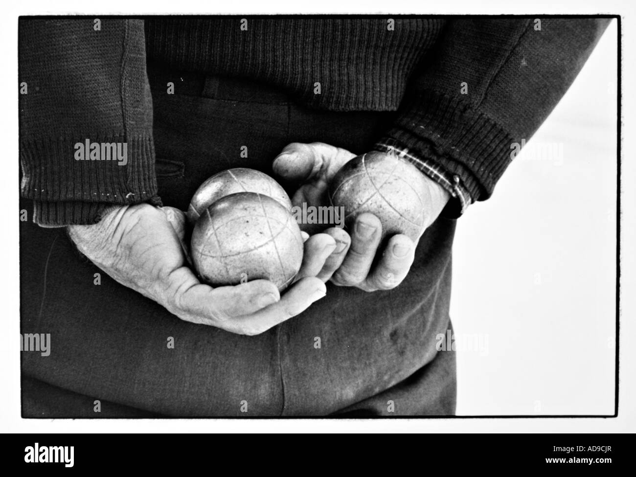 kein Herr Street Fotografie alte Hasen halten Boule-Kugeln Stockfoto