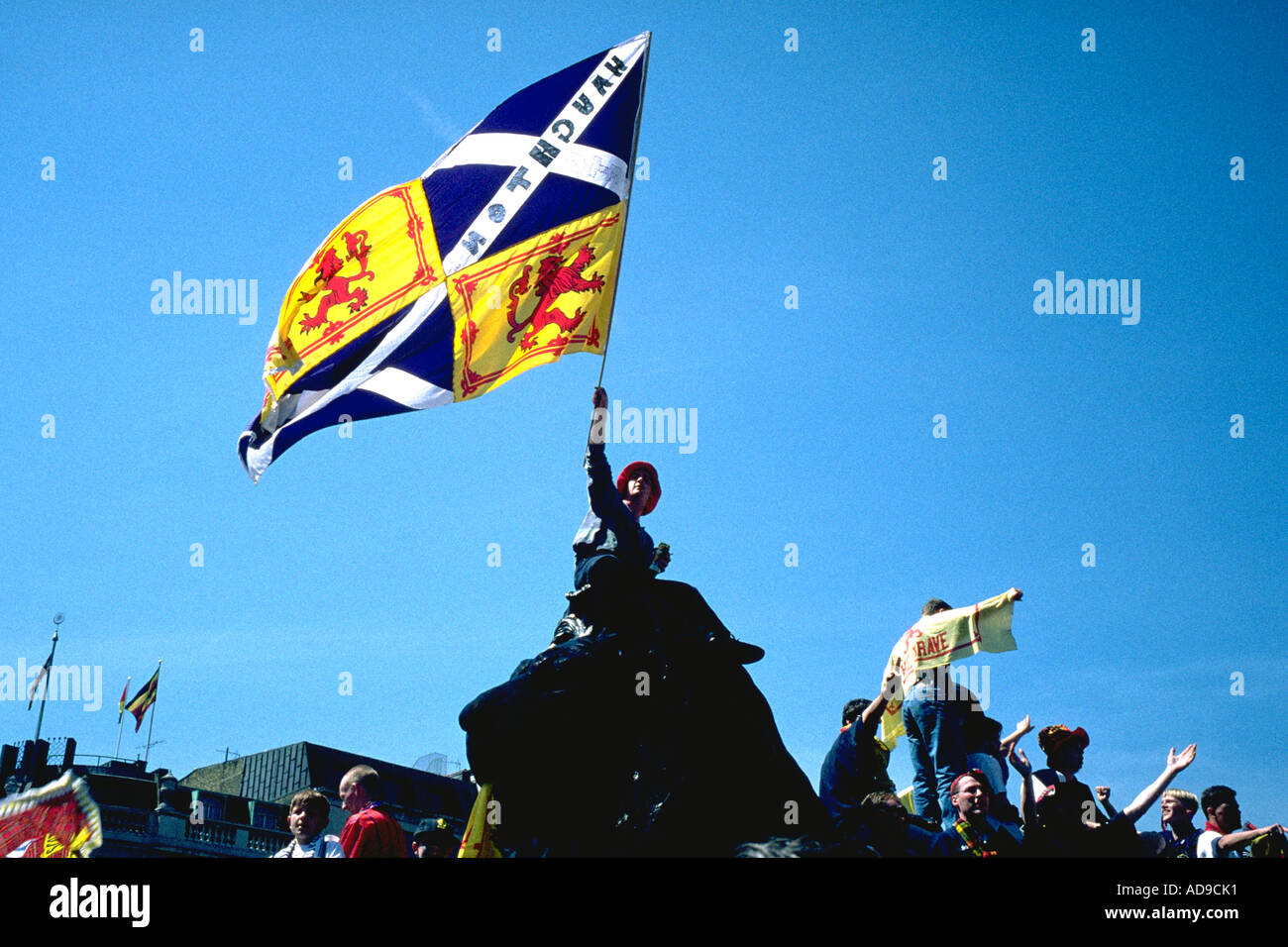 Schottische Fußball-Fans auf dem Trafalgar Square während der Euro 96 Stockfoto