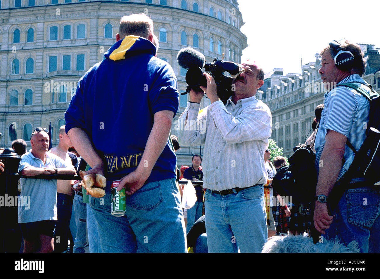 Schottische Fußball-Anhänger wird während der Euro 96 für das Fernsehen interviewt. Stockfoto