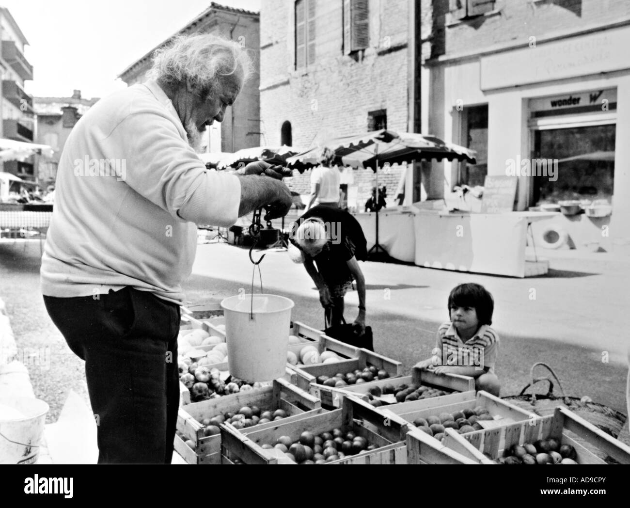 kein Herr Street Fotografie Händler seine Produkte auf dem Markt der Caussade in Südfrankreich zu messen Stockfoto