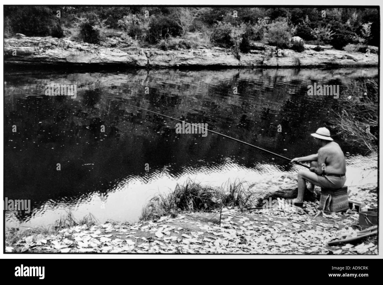 kein Herr Street Fotografie Angler am Fluss Aveyron in Südfrankreich Stockfoto