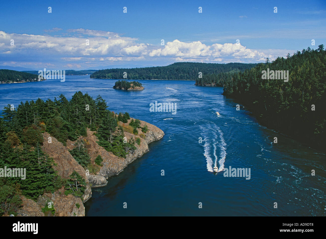 Motorboot navigieren Deception Pass zwischen Whidbey und Fidalgo Inseln Deception Pass State Park Washington Stockfoto
