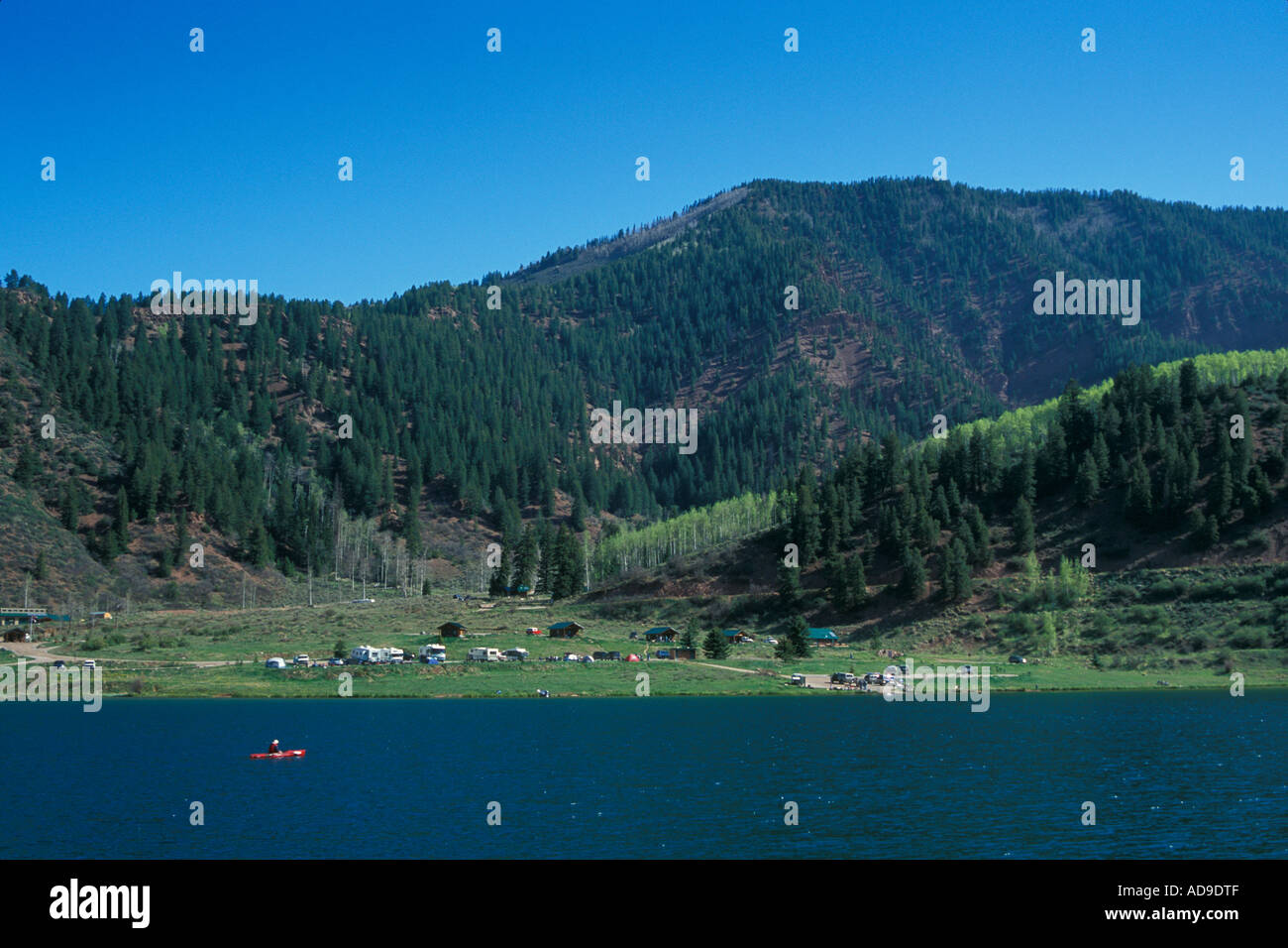 Campingplatz-Kabinen und Boot Startplatz im Sylvan Lake State Park in den Rocky Mountains in Colorado Stockfoto