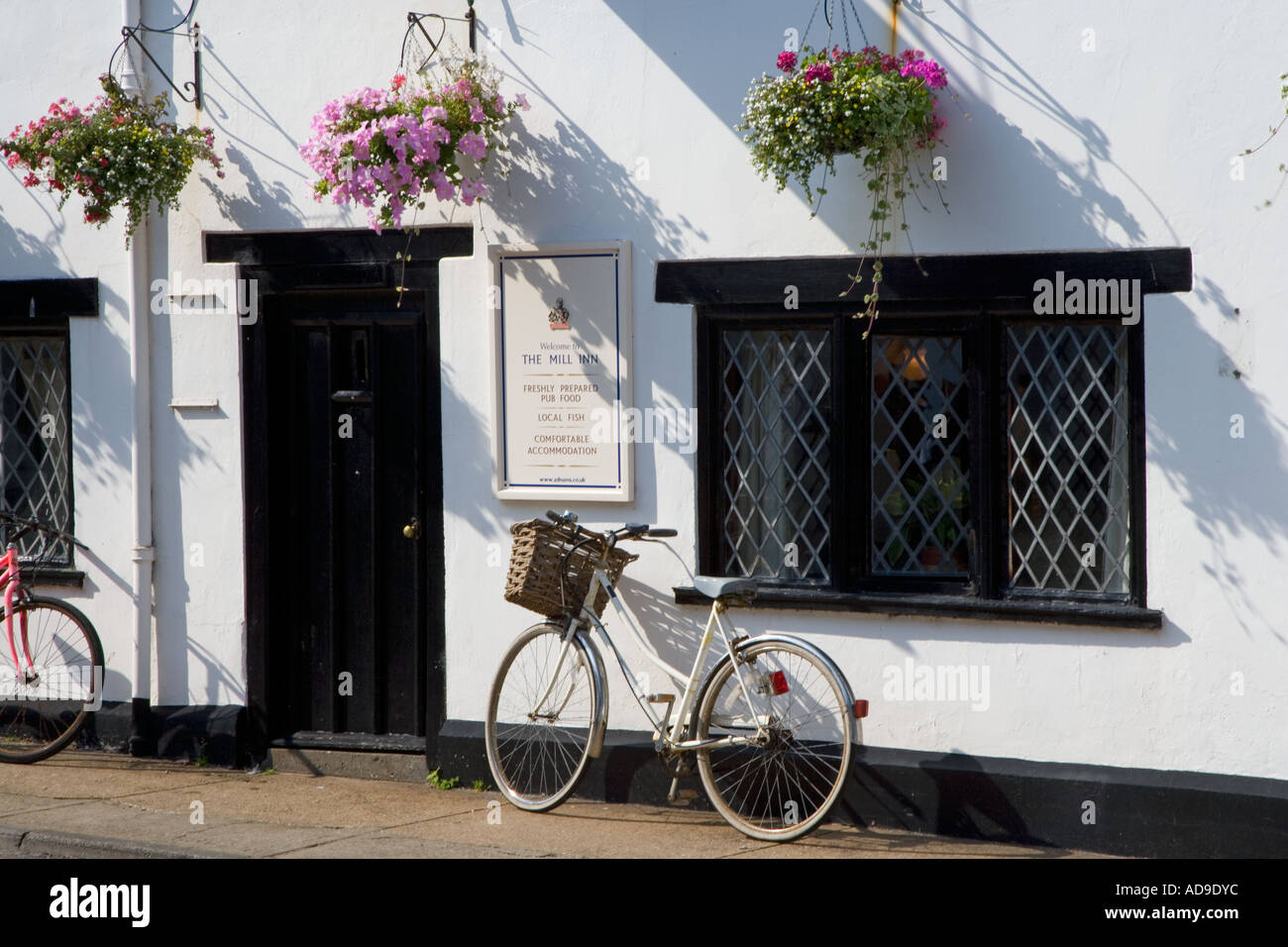 Fahrrad parkt vor dem Pub Aldeburgh Suffolk UK Stockfoto