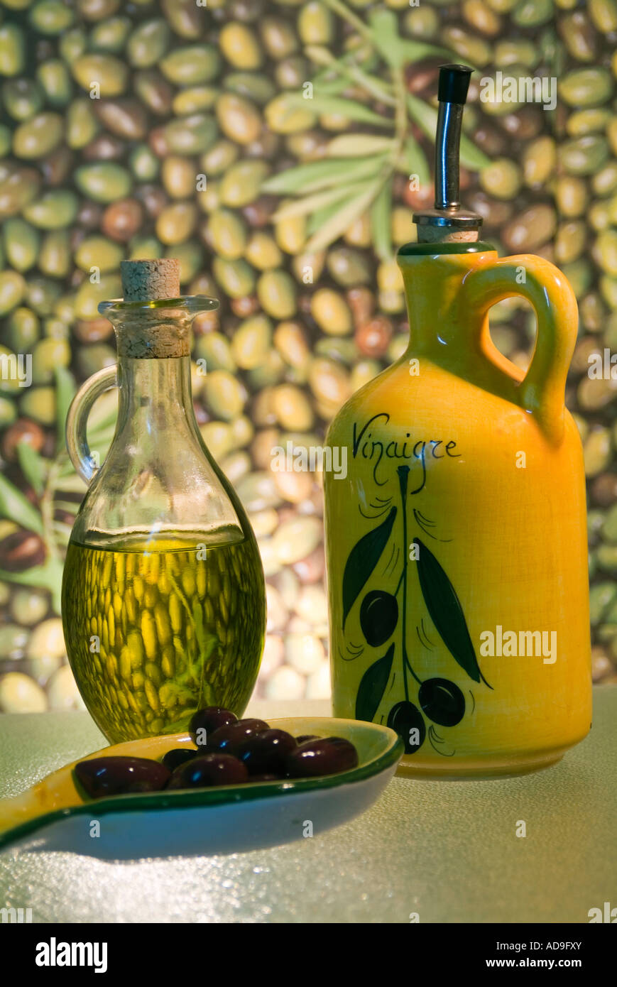 Oliven und Olivenöl in Flaschen aus Glas und Keramik Stockfotografie - Alamy