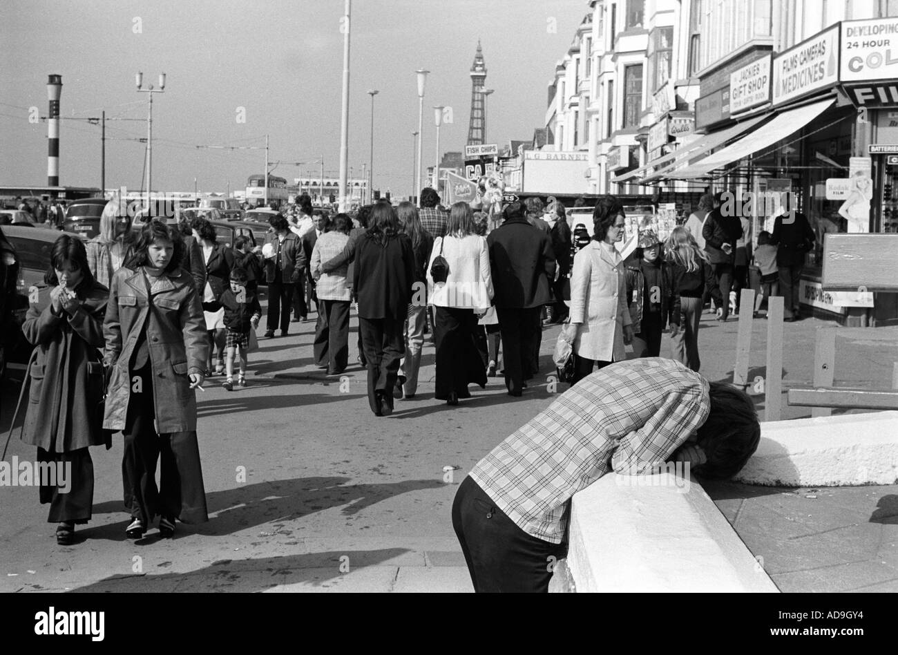 Depressive Jugend. Menschenmassen laufen die Promenade, die Golden Mile, hoch und runter. Blackpool, Lancashire, England, 1974 1970er Jahre, Großbritannien HOMER SYKES Stockfoto