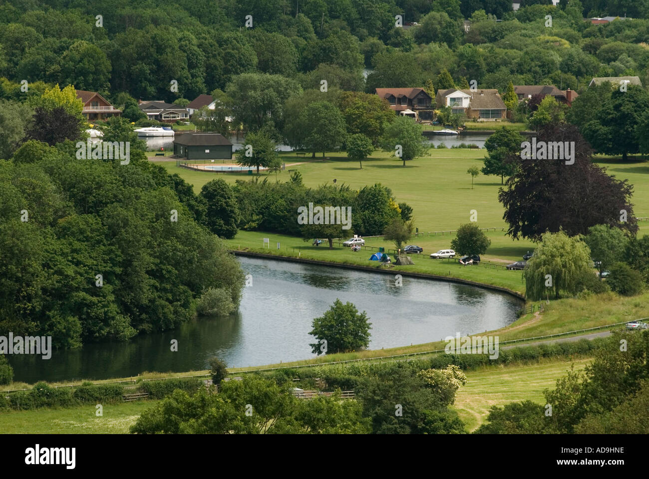 Die Themse bei Runnymede in der Nähe von Windsor, dem Geburtsort der Heimat der Demokratie, der Magna Charta. Surrey England 2006 2000er Jahre HOMER SYKES Stockfoto