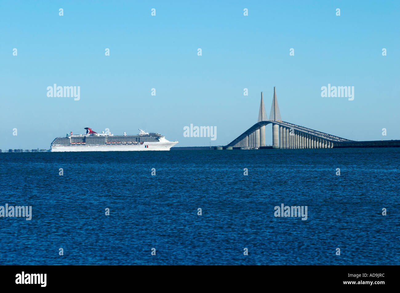 Kreuzfahrtschiff vorbei unter die Sunshine Skyway Bridge über die Bucht von Tampa in Florida Stockfoto