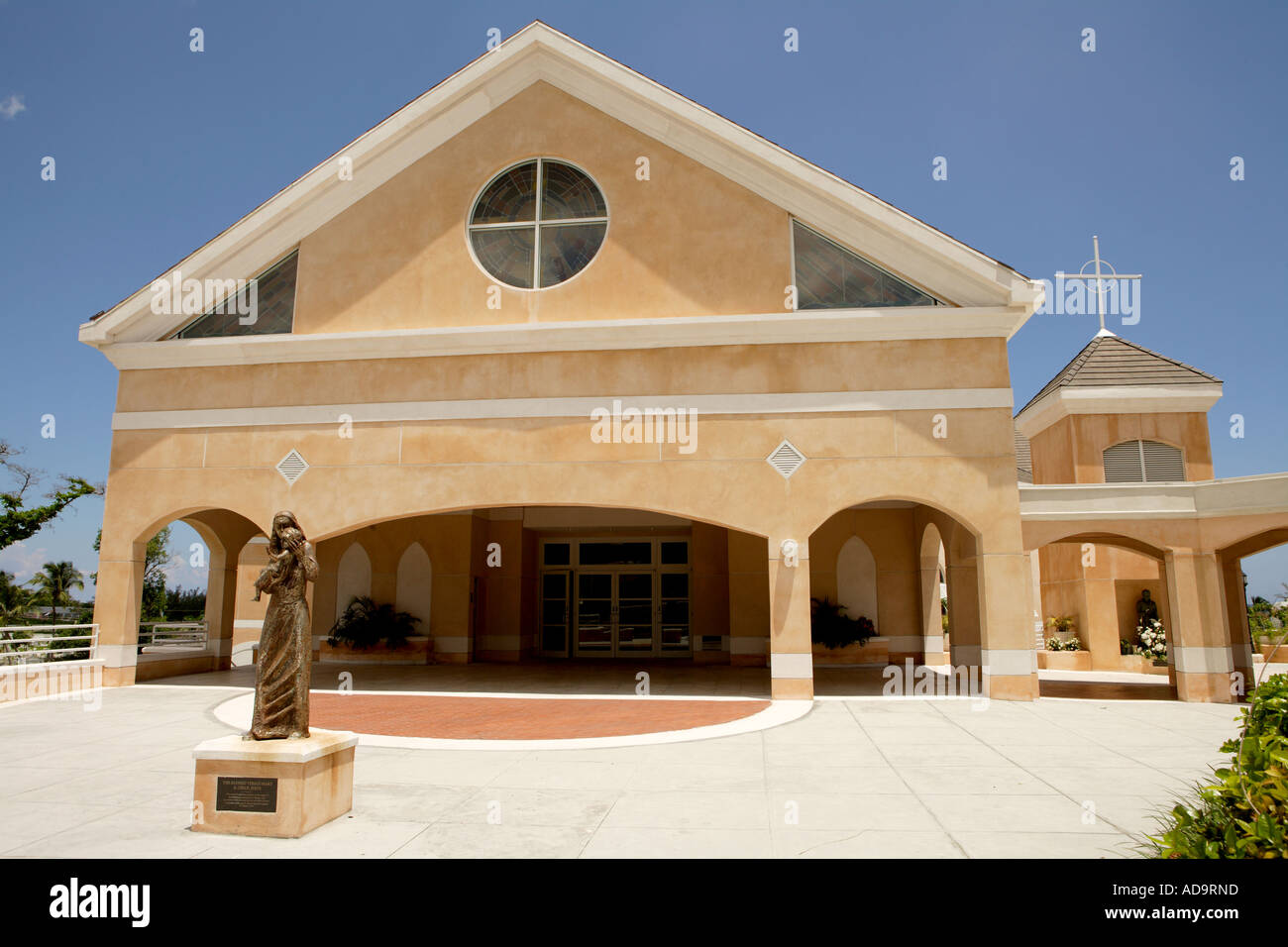 Neuere Gebäude in Saint Francis Xaviers Kathedrale, West und West Hill Street, Nassau, New Providence, Bahamas. Stockfoto