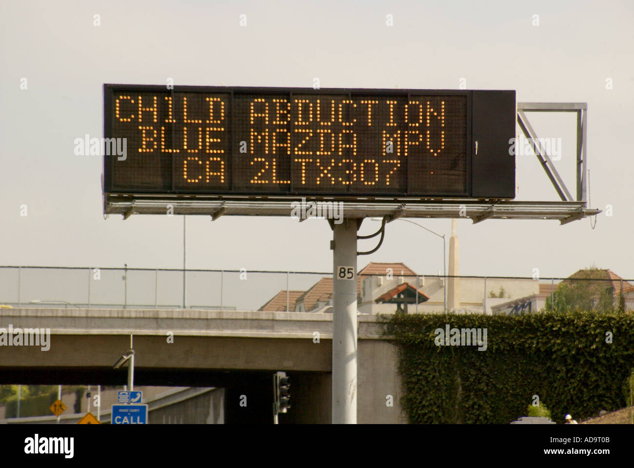 Eine elektronische Tafel über die 405 Freeway in Irvine Kalifornien kündigt einen Amber Alert-Bericht von einer Kindesentführung Stockfoto