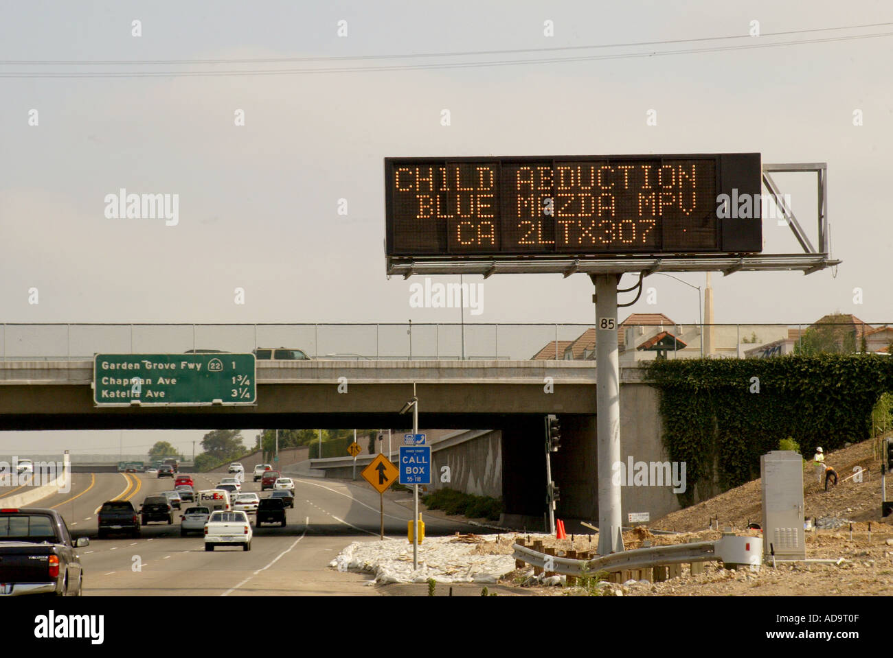 Eine elektronische Tafel über die 405 Freeway in Irvine Kalifornien kündigt einen Amber Alert-Bericht, der ein Kind entführt Stockfoto
