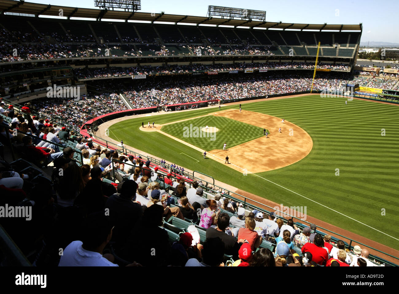Eine Sonntag Masse füllt Edison Field in Anaheim Kalifornien für eine professionelle Baseball-Nachmittagsspiel Stockfoto