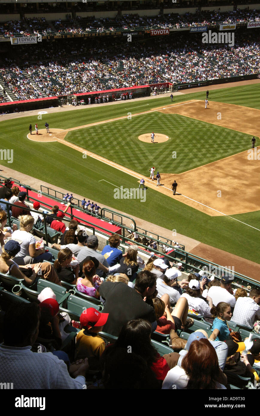 Eine Sonntag Masse füllt Edison Field in Anaheim Kalifornien für eine professionelle Baseball-Nachmittagsspiel Stockfoto