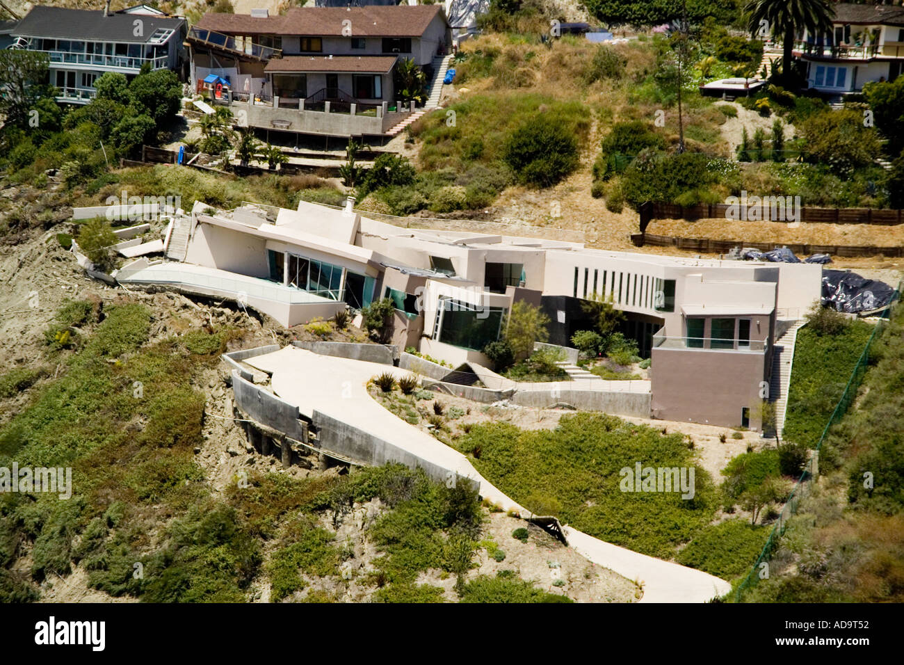 Hauser Beschadigt Durch Einen Erdrutsch Im Bluebird Canyon Laguna Beach Kalifornien In 05 A Ahnlicher Vorfall Im Jahr 1978 Verursacht Auch Extens Stockfotografie Alamy