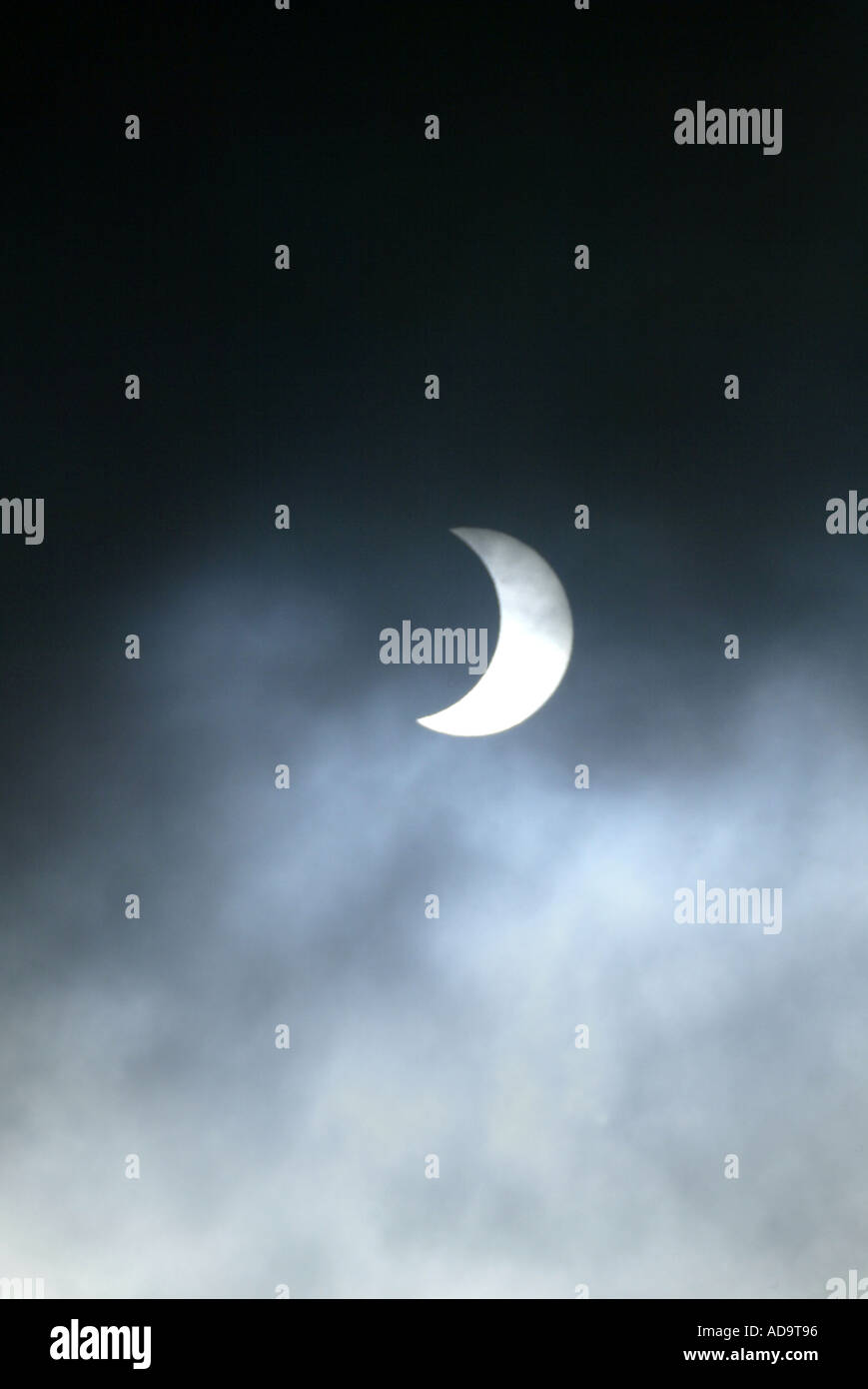 Durch transluzente treibenden Wolken gesehen, dass eine Sonnenfinsternis stattfindet wie in Südkalifornien 10. Juni 2002 angezeigt Stockfoto