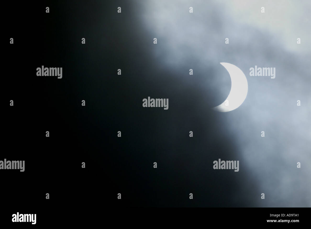 Durch transluzente treibenden Wolken gesehen, dass eine Sonnenfinsternis stattfindet wie in Südkalifornien 10. Juni 2002 angezeigt Stockfoto