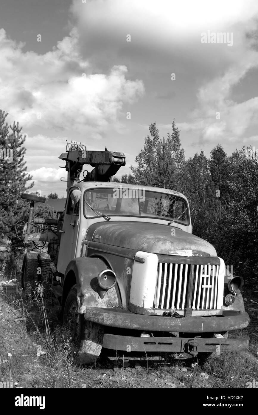 Alte Volvo LKW verlassen Hinterhof, Finnland Stockfoto