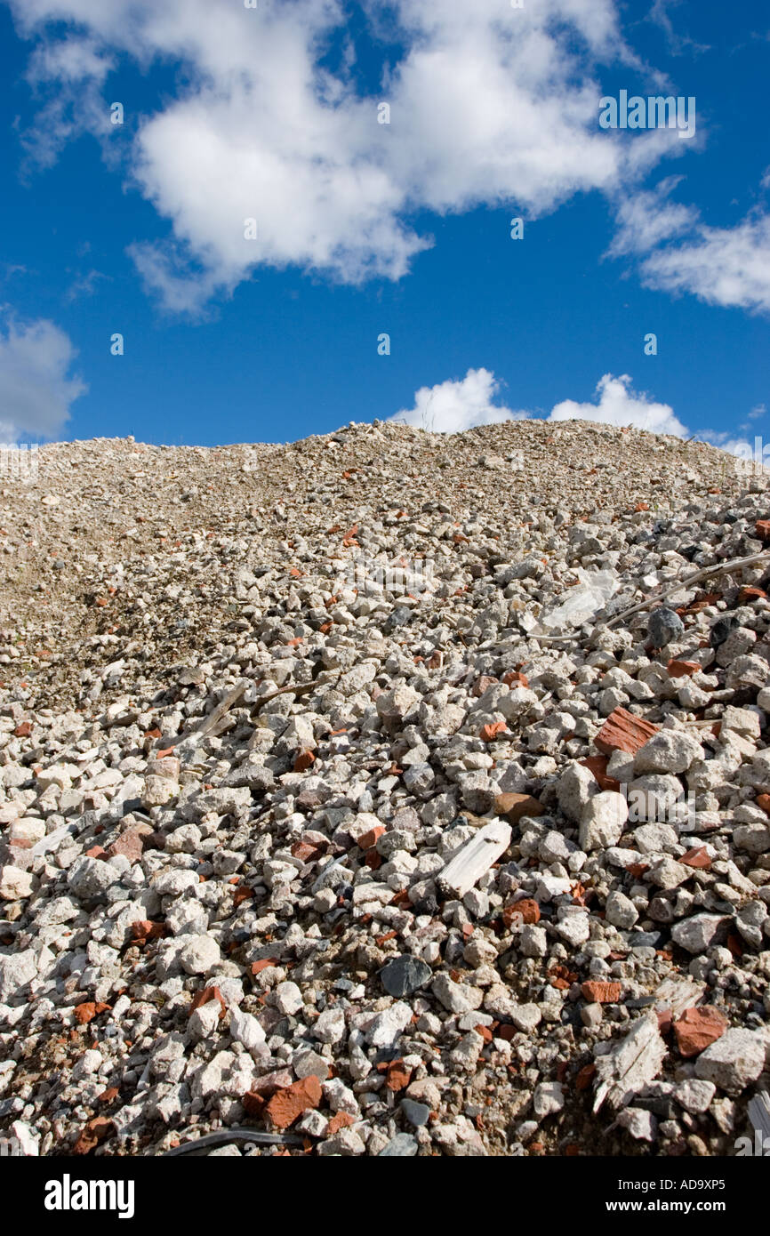 Abbruchnebenprodukte (Zement, Beton, Ziegel) sortiert und gestapelt zur Wiederverwendung als Deponie und Baumaterial , Finnland Stockfoto