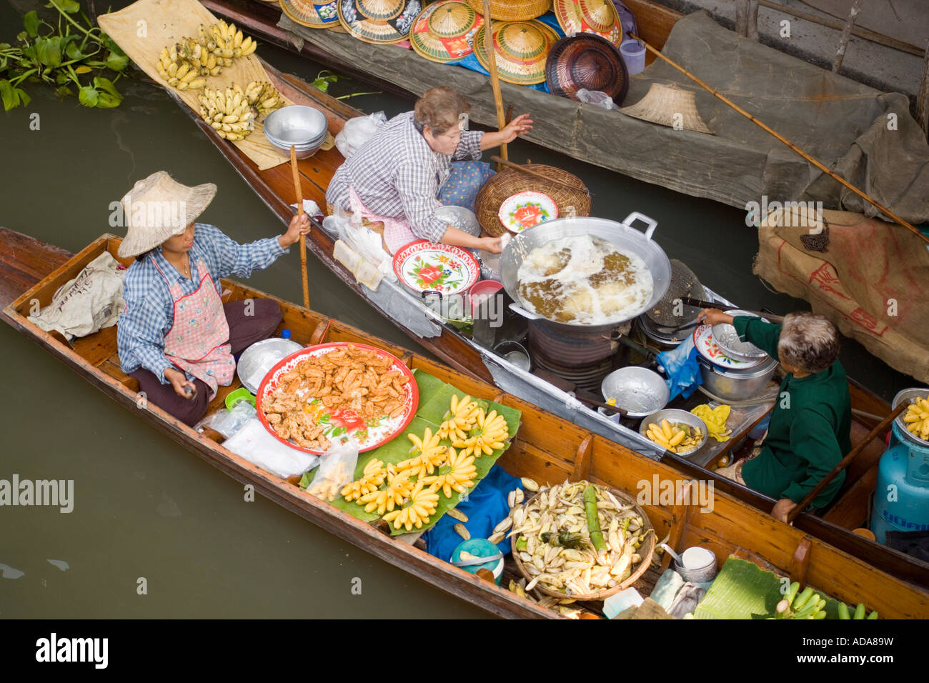 Draufsicht auf zwei Boote am schwimmenden Markt Damnoen Saduak in der Nähe von Bangkok-Ratchaburi, Thailand Stockfoto