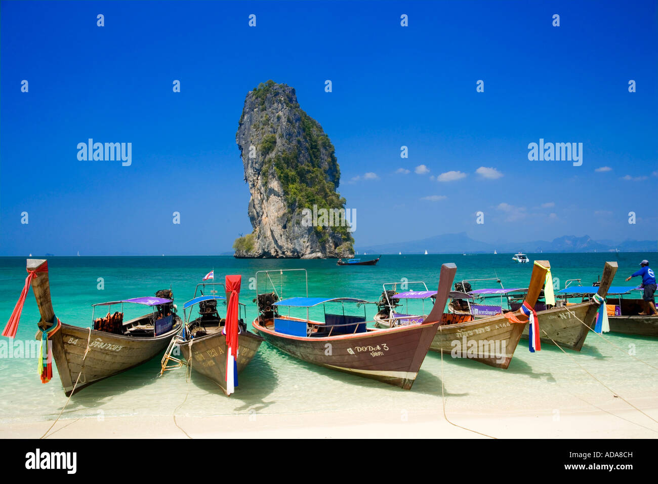 Boote am Strand Ko Poda im Hintergrund Laem Phra Nang Railay Krabi Thailand verankert Stockfoto