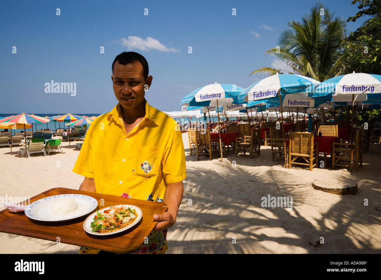 Kellner servieren unter Rühren braten mit Cashew-Nüssen und Reis Surin Strand Surin Bucht Hut Surin Phuket Thailand Stockfoto