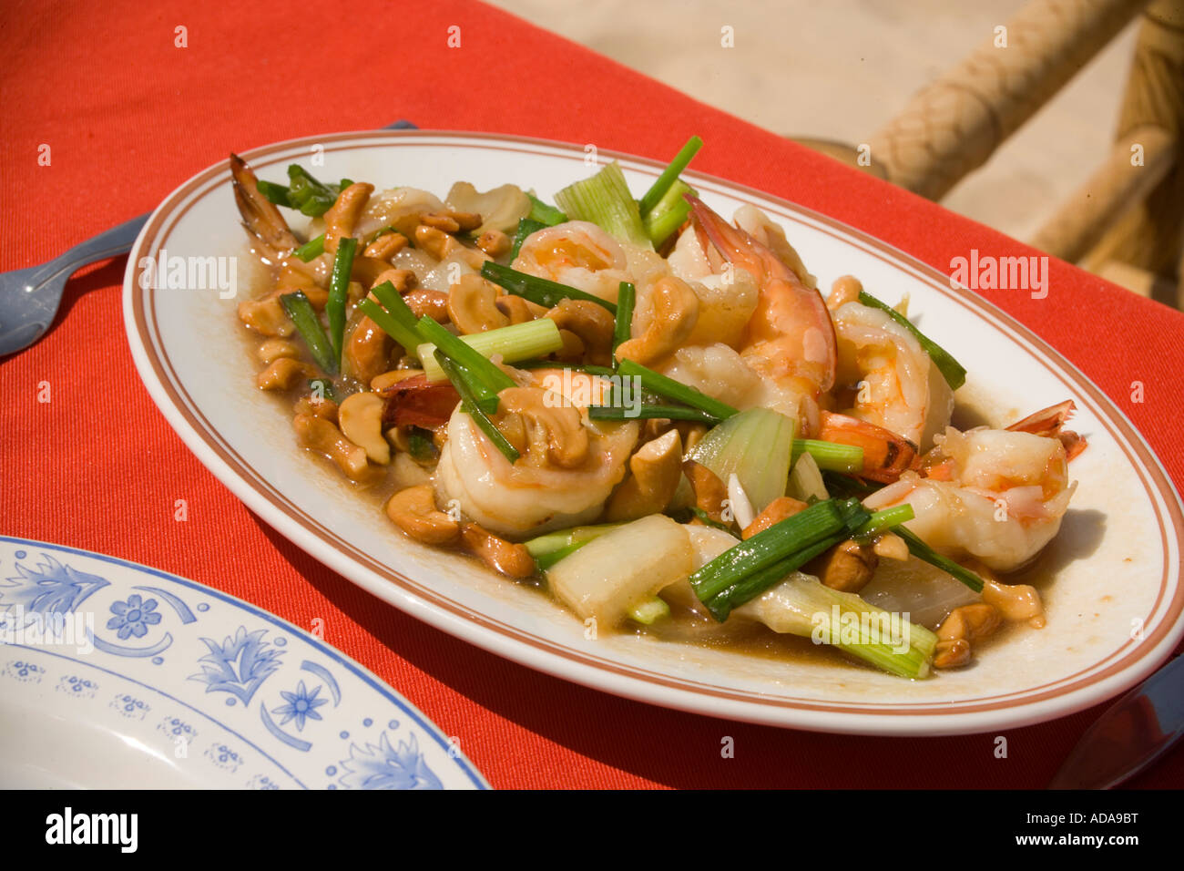 Pfannengerichte mit Cashew-Nüssen Surin Strand Surin Bucht Hut Surin Phuket Thailand Stockfoto