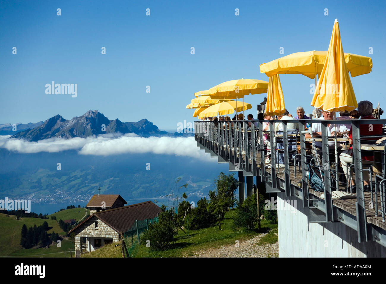 Terrasse des Restaurant Hotel Rigi Kulm Bergpanorama im Hintergrund Rigi Kulm 1797 m Kanton Schwyz Schweiz Stockfoto