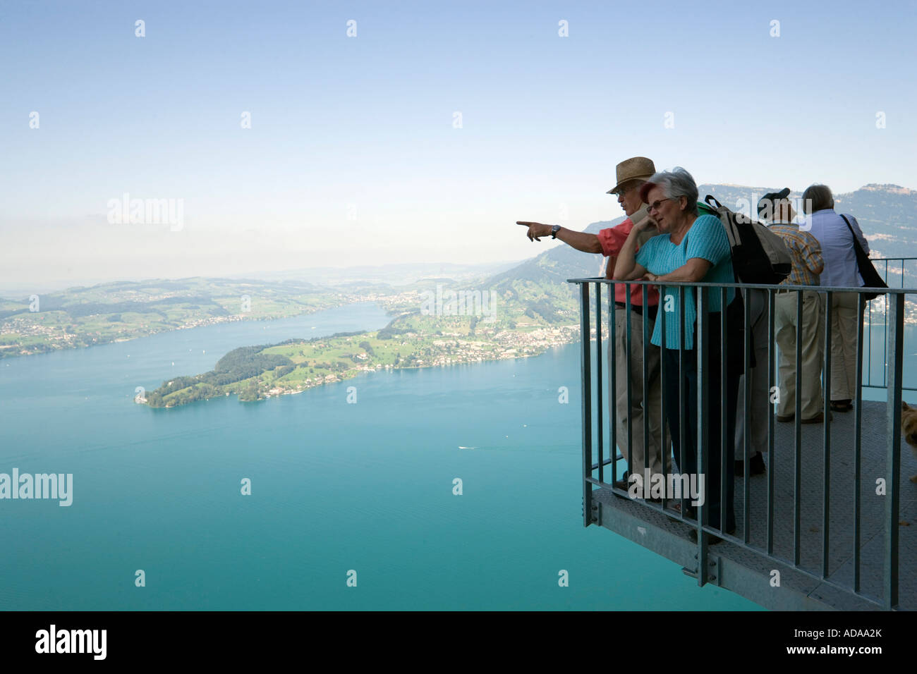 menschen-stehen-bei-vantage-point-der-felsenweg-mit-blick-auf-lake