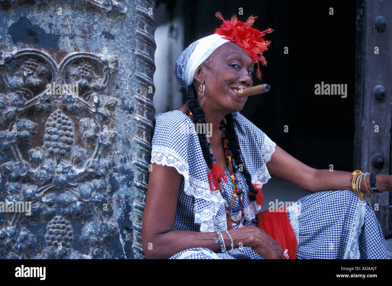 Frau in Tracht, raucht eine Zigarre Cathedral Square alte Havanna Kuba Karibik Stockfoto