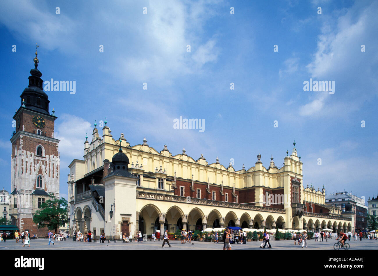 Panorama der Tuchhallen und Turm des Rathauses auf dem Marktplatz in Krakau Polen Stockfoto