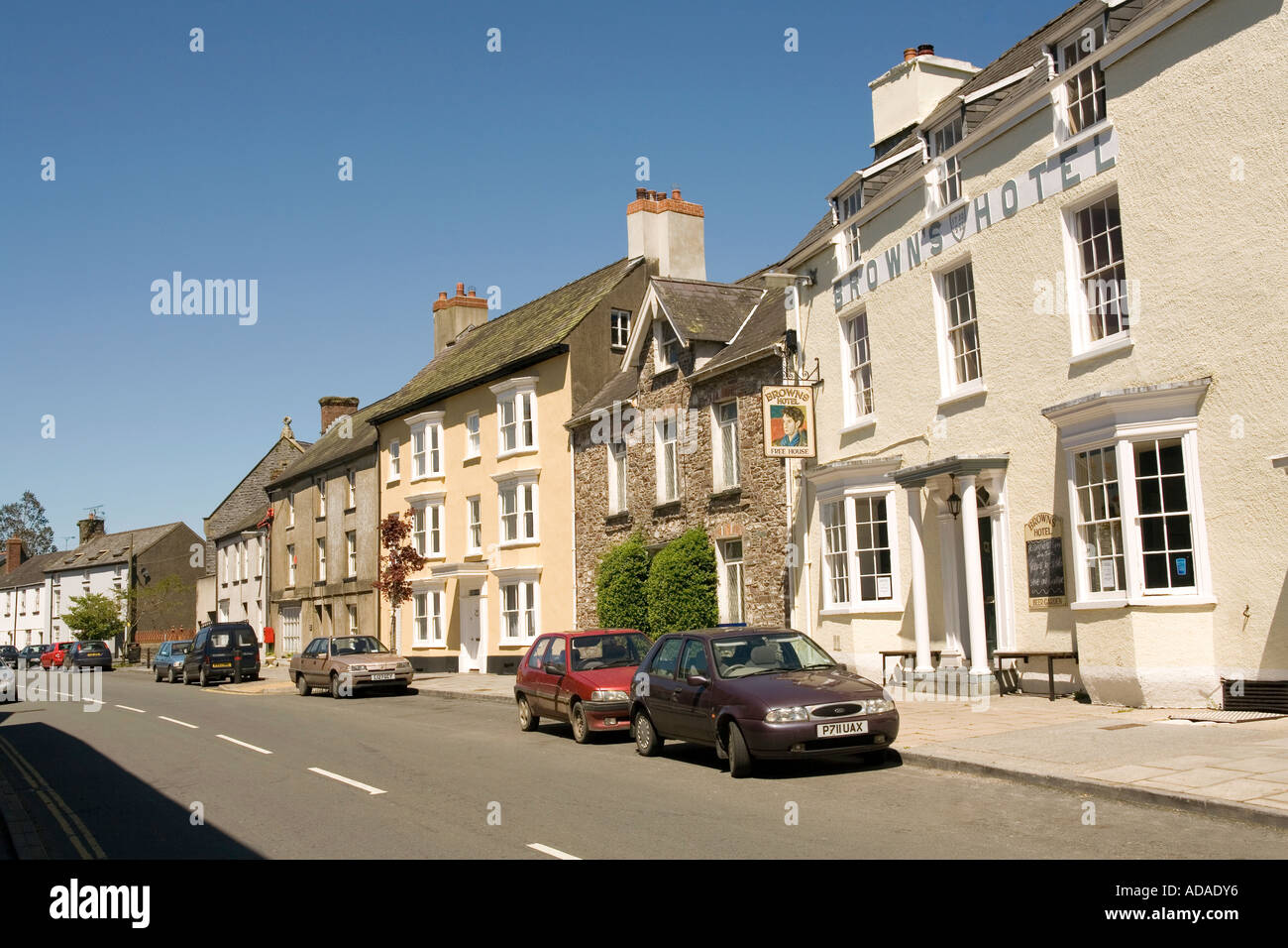 Wales Carmarthenshire Carmarthen Laugharne King Street und Browns Hotel Dylan Thomas Favorit Stockfoto