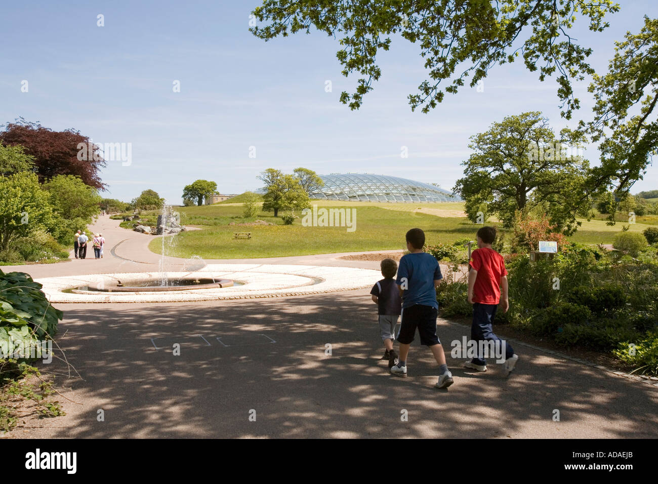 Wales Carmarthenshire Carmarthen National Botanic Garden Kreis von Entscheidung und rill Stockfoto