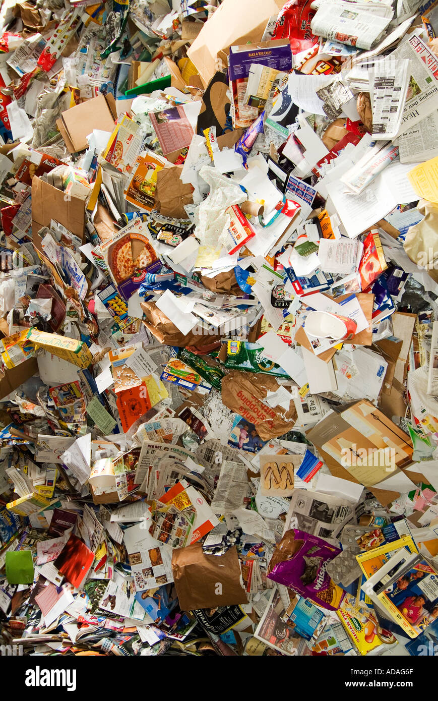 Ein Haufen von gemischtes Papier an einem recycling-Center wartet auf Verarbeitung Stockfoto
