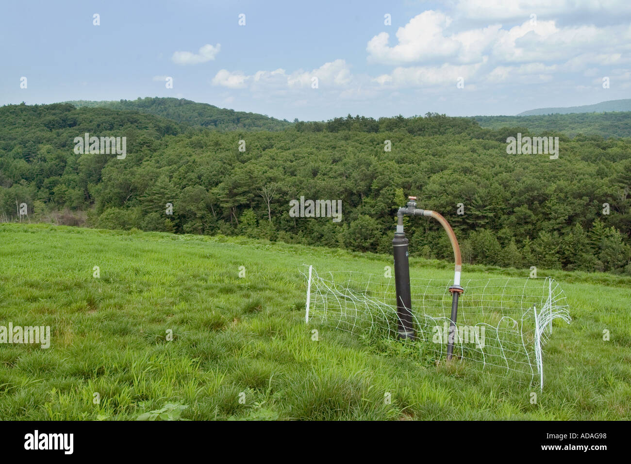 Eine Deponie Gaskondensat sowie die überschüssige Feuchtigkeit aus Kanalisation geerntet Methangas in einer abgedichteten Deponie Stockfoto