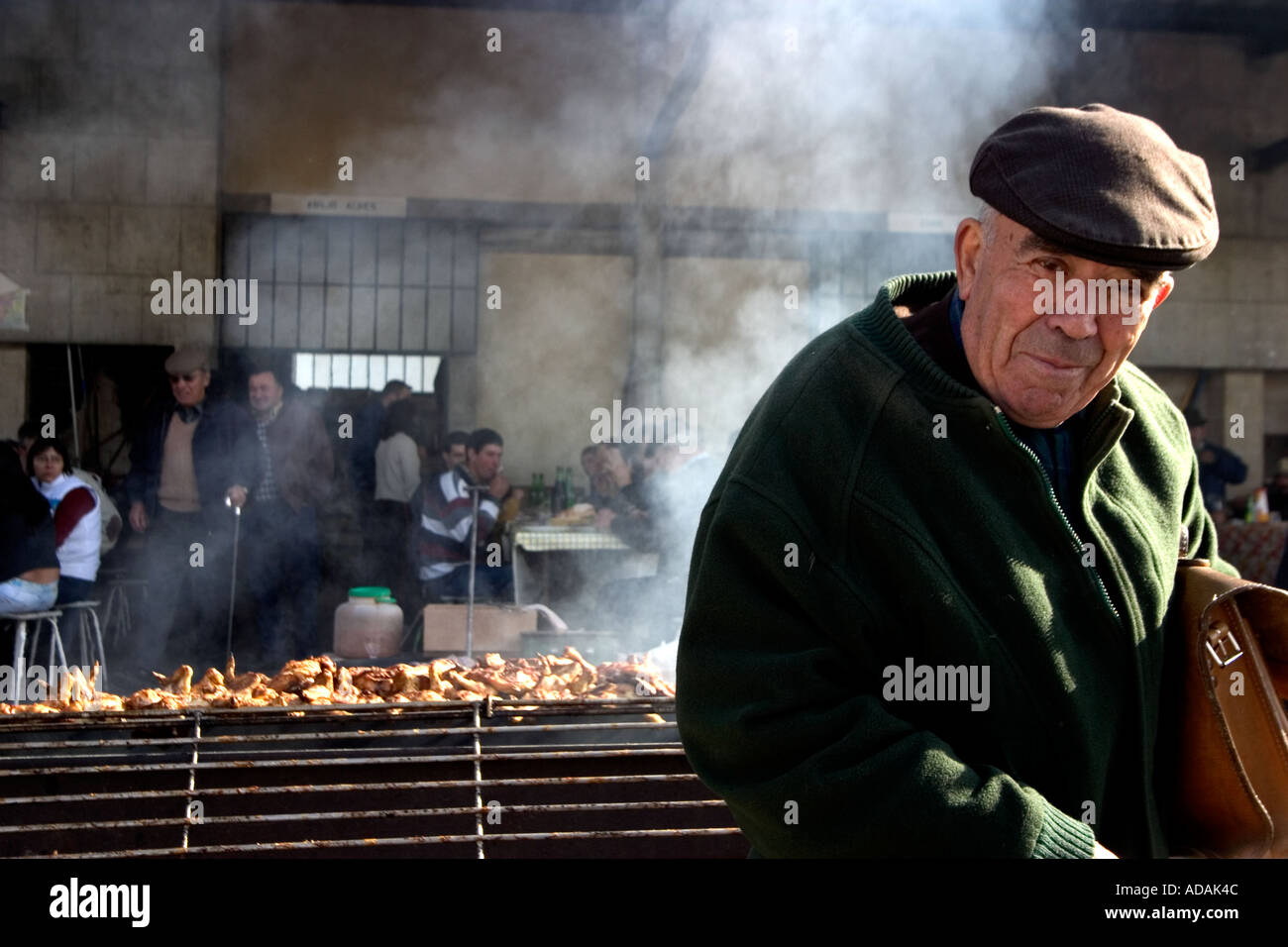 Portugiese im Freien an einem Gemeinschaftsmarkt vor Hähnchen Piri Piri auf dem Grill zubereitet Stockfoto