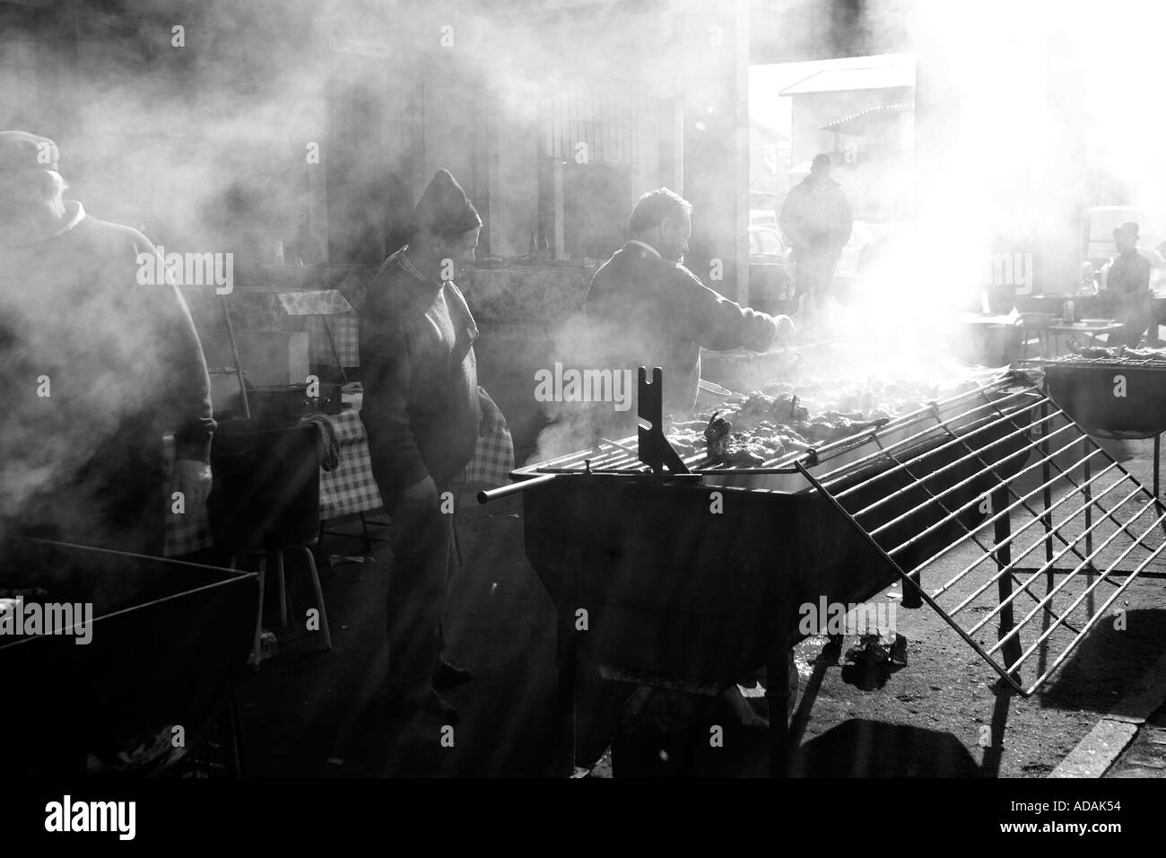 Einheimische Männer Grillen im Freien am portugiesischen Gemeinschaftsmarkt Stockfoto