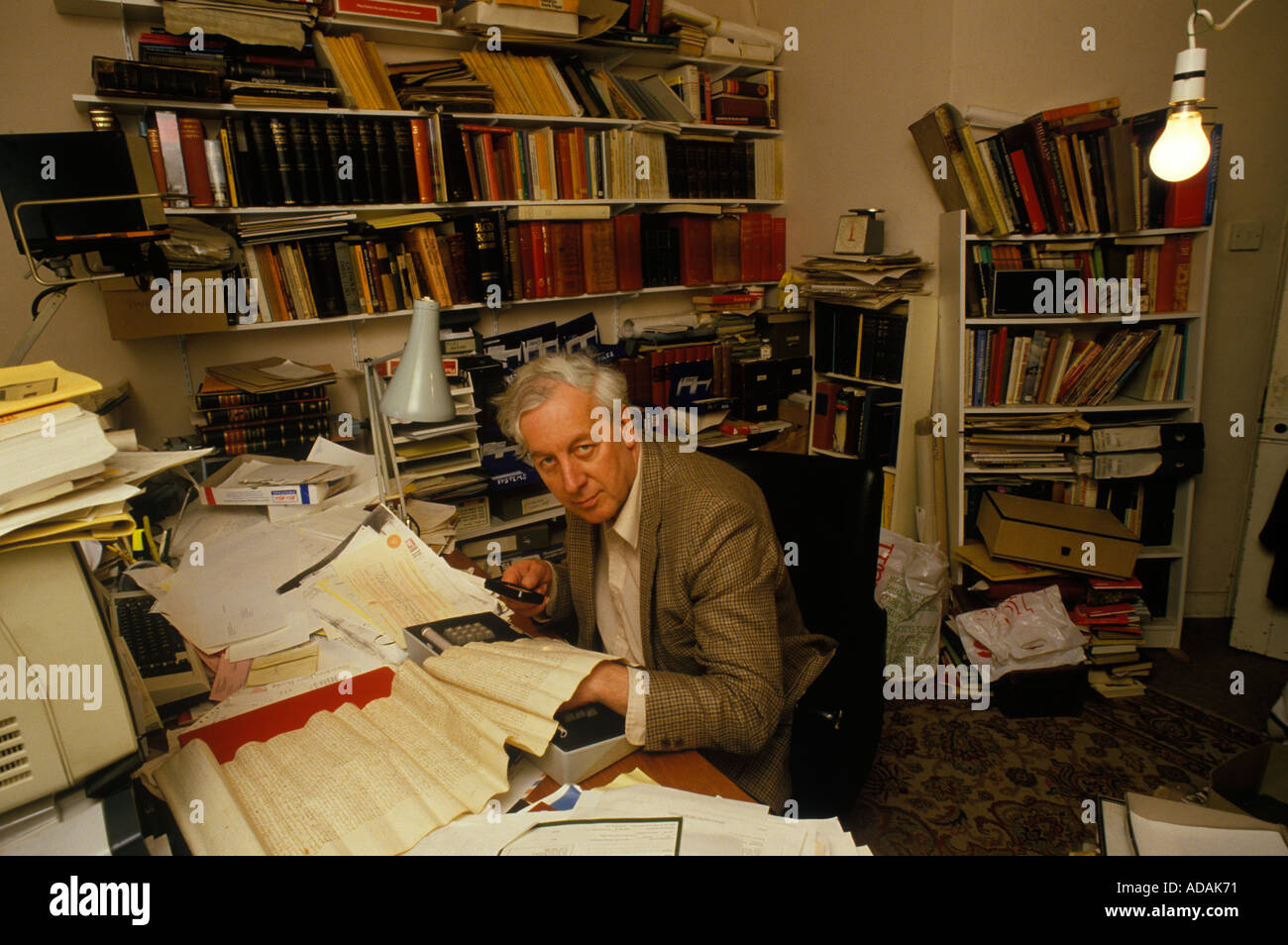 Hugh Peskett Genealoge zu Hause in seinem Büro Winchester England. Um die 1985 1980er Jahre britischer HOMER SYKES Stockfoto