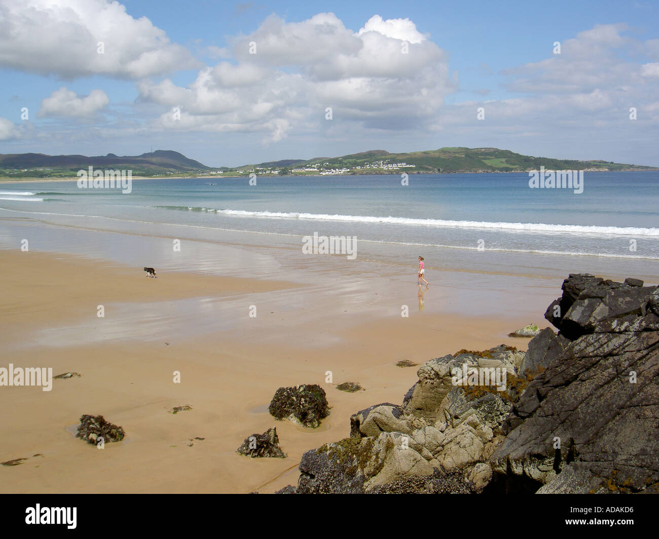 Norden über den feinen Strand von Portsalon auf Ballymacstocker Bay auf Lough Swilly auf Fanad Head, County Donegal, Irland. Stockfoto