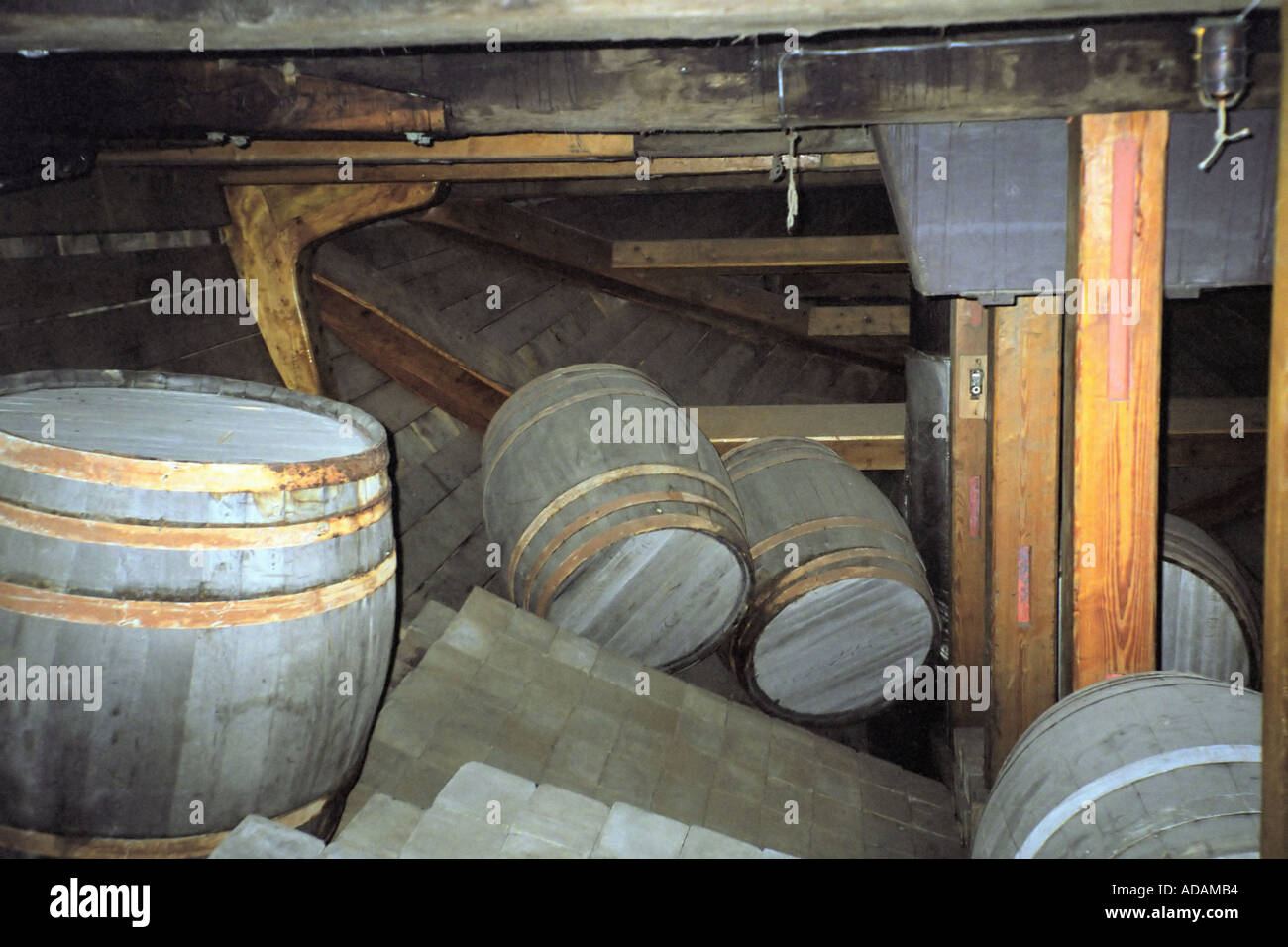Fässern gelagert im Frachtraum ein altes Holzschiff Stockfoto