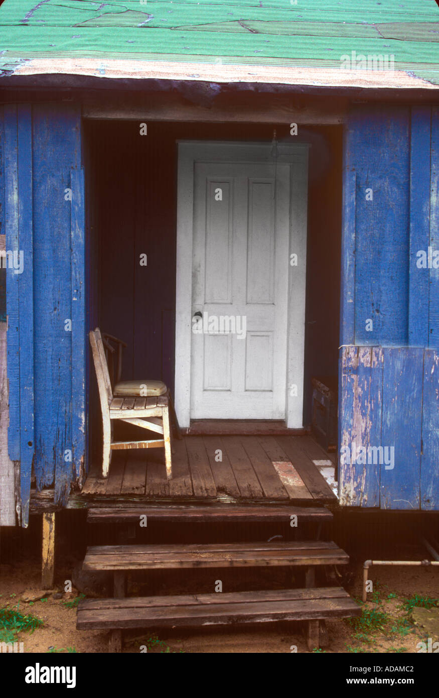 Alte Hütte mit Stuhl auf Veranda, Kauai, Hawaii Stockfoto