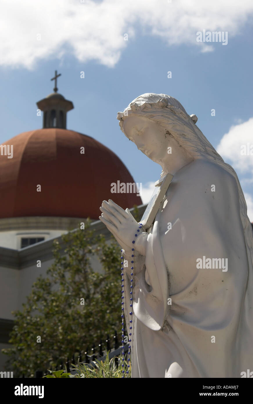 Beten, Abbildung, Pfarrei Gemeindezentrum, Kirche Rotunde im Hintergrund, Mission Basilica San Juan Capistrano, Kalifornien, USA Stockfoto Beten, Abbildung, Pfarrei Gemeindezentrum, Kirche Rotunde im Hintergrund, Mission Basilica San Juan Capistrano, Kalifornien, USA Stockfoto