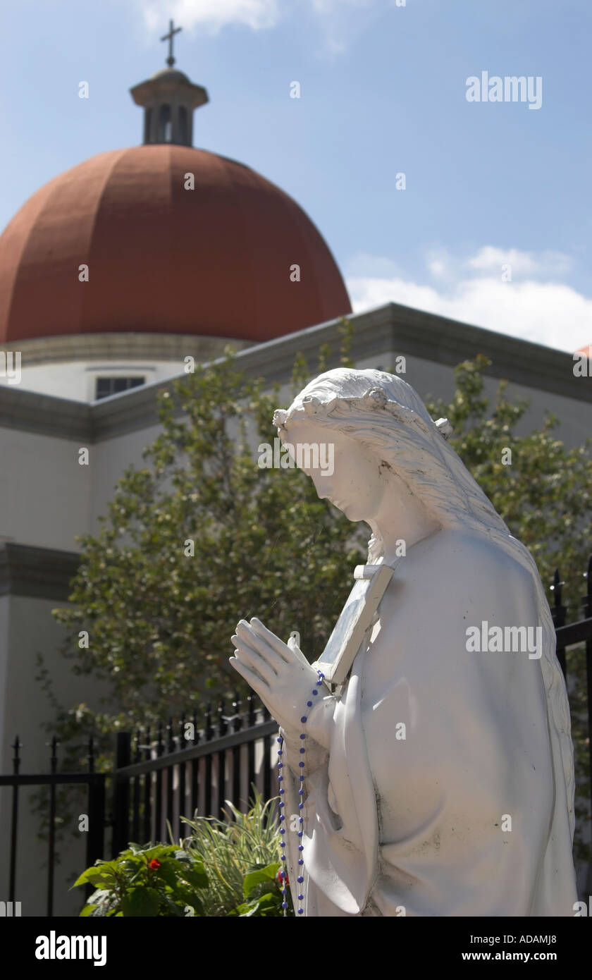 Beten, Abbildung, Pfarrei Gemeindezentrum, Kirche Rotunde im Hintergrund, Mission Basilica San Juan Capistrano, Kalifornien, USA Stockfoto Beten, Abbildung, Pfarrei Gemeindezentrum, Kirche Rotunde im Hintergrund, Mission Basilica San Juan Capistrano, Kalifornien, USA Stockfoto