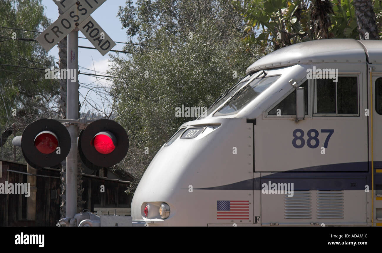 Metrolink Zug Abfahrt 1894 Santa Fe Railway Depot, San Juan Capistrano, Kalifornien, USA. Alle Logos entfernt. Stockfoto