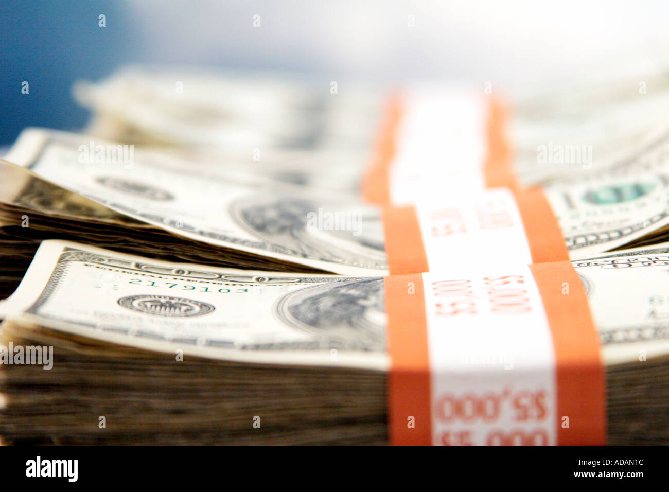 Foto von Geld mit Wrapper in Gruppe von fünftausend Stockfoto