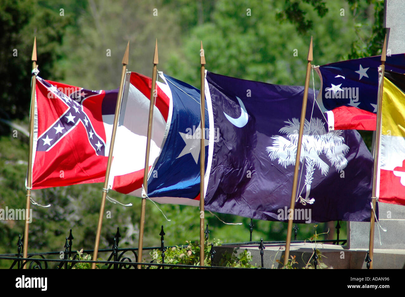 Confederate Memorial Day Parade 24. April im Süden der USA Amerika über Bürgerkrieg zwischen den Staaten Georgien Fahnen und Massen Stockfoto