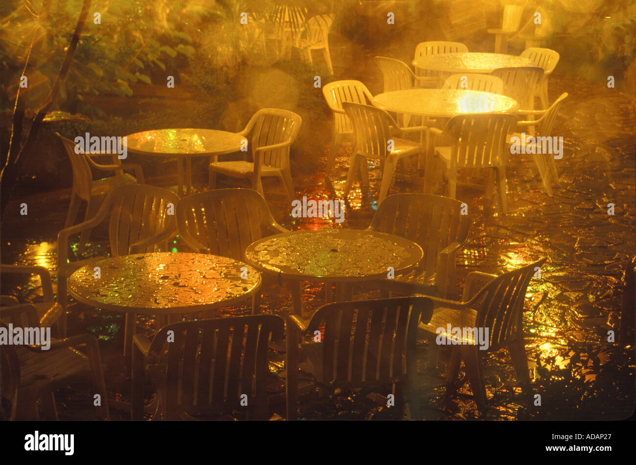 Tische und Stühle in der Nacht Regen, Philadelphia, Pennsylvania USA Stockfoto