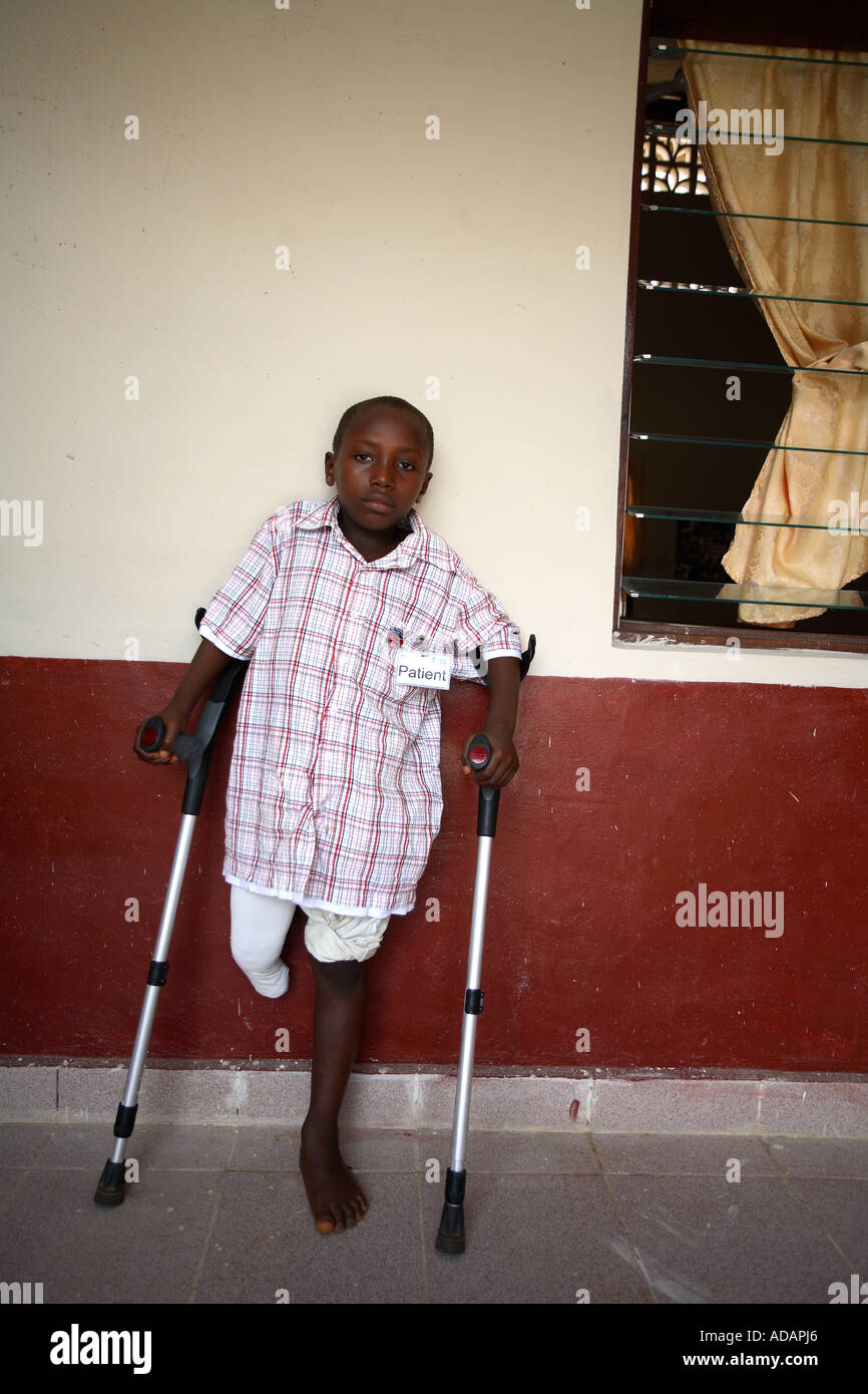 Vertikale Farbe Porträt des jungen behinderten jungen Polio-Patienten auf Krücken im Krankenhaus in Sierra Leone, Westafrika Stockfoto